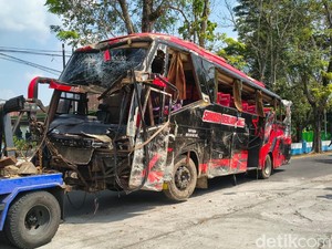 Gegara Rem Blong, Bus Rombongan Pendaki Gunung Lawu Tabrak Resto