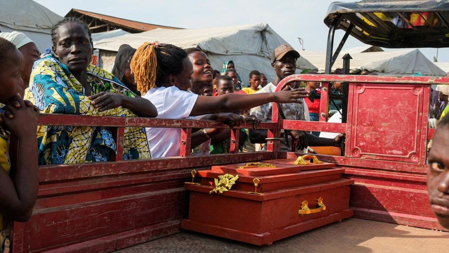 Kerabat dan teman-teman berduka di samping peti jenazah seseorang yang diduga meninggal karena Ebola sebelum dimakamkan di Pemakaman Nyamurongo, satu bulan setelah wabah Ebola dinyatakan, di Bunia, bagian timur Republik Demokratik Kongo, 18 Juni 2026.