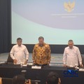 (Kiri-Kanan) Menteri Ketenagakerjaan (Menaker) Yassierli, Menko Perekonomian, Airlangga Hartarto dan Menteri Perhubungan (Menhub) Dudy Purwagandhi dalam Konferensi Pers Stimulus Pertumbuhan Ekonomi Semester 2 Tahun 2026 di Jakarta, Senin (22/6/2026)