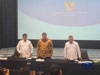 (Kiri-Kanan) Menteri Ketenagakerjaan (Menaker) Yassierli, Menko Perekonomian, Airlangga Hartarto dan Menteri Perhubungan (Menhub) Dudy Purwagandhi dalam Konferensi Pers Stimulus Pertumbuhan Ekonomi Semester 2 Tahun 2026 di Jakarta, Senin (22/6/2026)