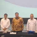 (Kiri-Kanan) Menteri Ketenagakerjaan (Menaker) Yassierli, Menko Perekonomian, Airlangga Hartarto dan Menteri Perhubungan (Menhub) Dudy Purwagandhi dalam Konferensi Pers Stimulus Pertumbuhan Ekonomi Semester 2 Tahun 2026 di Jakarta, Senin (22/6/2026)