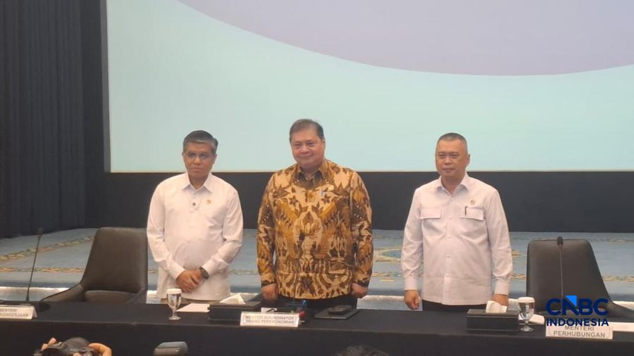 Pemerintah membebaskan bea masuk untuk impor elpiji dan bahan baku plastik.