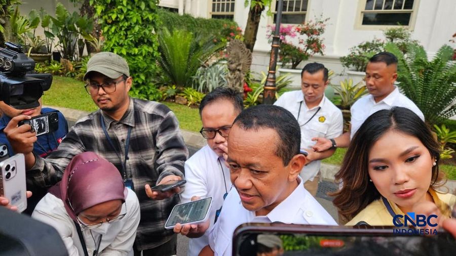 Menteri ESDM, Bahlil Lahadalia saat menyampaikan keterangan kepada media di Istana Negara, Jakarta, Senin (22/6/2026). (CNBC Indonesia/Emir Yanwardhana)