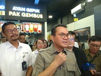 Menteri Perdagangan (Mendag) Budi Santoso saat pembukaan cabang Ayam Gepuk Pak Gembus Spot Plus di Tebet, Jakarta, Senin (22/6/2026). (CNBC Indonesia/Martyasari Rizky)