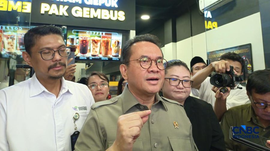 Menteri Perdagangan (Mendag) Budi Santoso saat pembukaan cabang Ayam Gepuk Pak Gembus Spot Plus di Tebet, Jakarta, Senin (22/6/2026). (CNBC Indonesia/Martyasari Rizky)