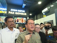 Menteri Perdagangan (Mendag) Budi Santoso saat pembukaan cabang Ayam Gepuk Pak Gembus Spot Plus di Tebet, Jakarta, Senin (22/6/2026). (CNBC Indonesia/Martyasari Rizky)