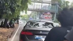 3 Fakta BMW Listrik Tabrak Pemotor hingga Diamuk Massa di Jakbar