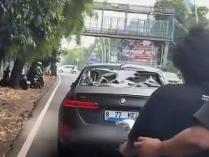 Detik-detik BMW Listrik Tabrak Pemotor hingga Diamuk Massa di Jakbar