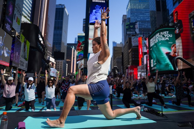 Para yogi mengikuti kelas yoga selama acara tahunan ke-24