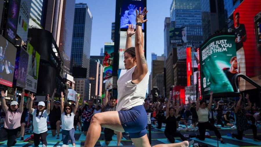 Para yogi mengikuti kelas yoga selama acara tahunan ke-24