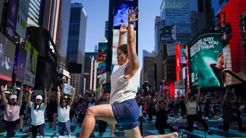 Para yogi mengikuti kelas yoga selama acara tahunan ke-24