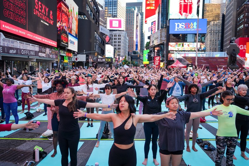 Para yogi mengikuti kelas yoga selama acara tahunan ke-24