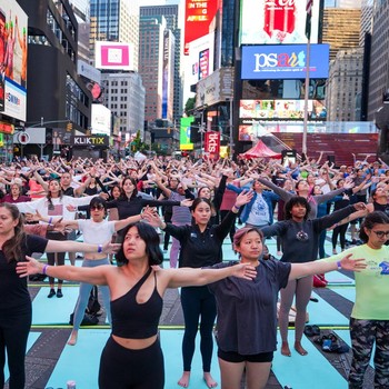 Para yogi mengikuti kelas yoga selama acara tahunan ke-24 "Solstice in Times Square: Mind Over Madness Yoga" untuk merayakan titik balik matahari musim panas di Kota New York, AS, 21 Juni 2026. (REUTERS/Ryan Murphy)