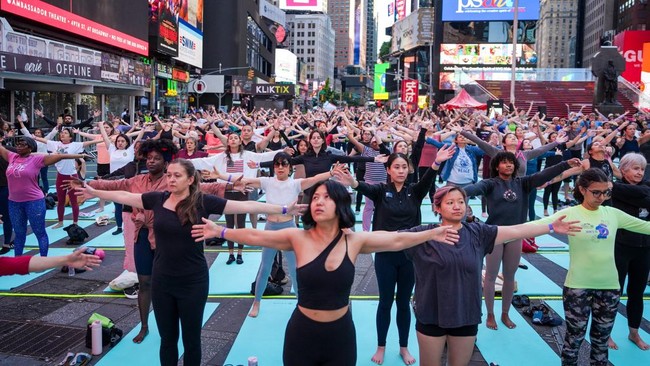 Times Square NYC Mendadak Dipenuhi Ribuan Orang Beryoga