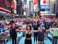 Para yogi mengikuti kelas yoga selama acara tahunan ke-24 "Solstice in Times Square: Mind Over Madness Yoga" untuk merayakan titik balik matahari musim panas di Kota New York, AS, 21 Juni 2026. (REUTERS/Ryan Murphy)