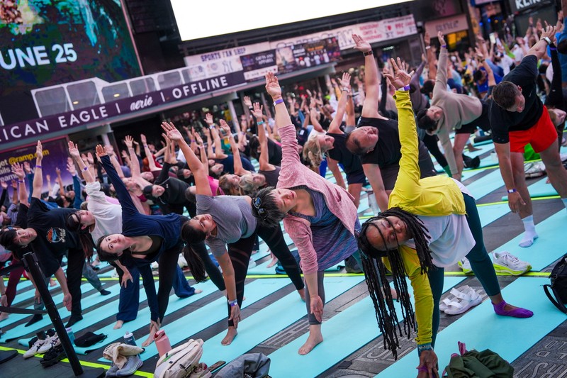 Para yogi mengikuti kelas yoga selama acara tahunan ke-24