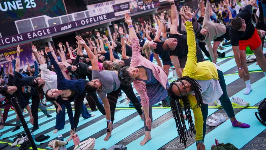 Para yogi mengikuti kelas yoga selama acara tahunan ke-24