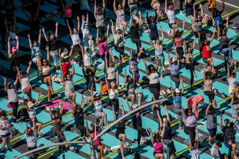 Para yogi mengikuti kelas yoga selama acara tahunan ke-24