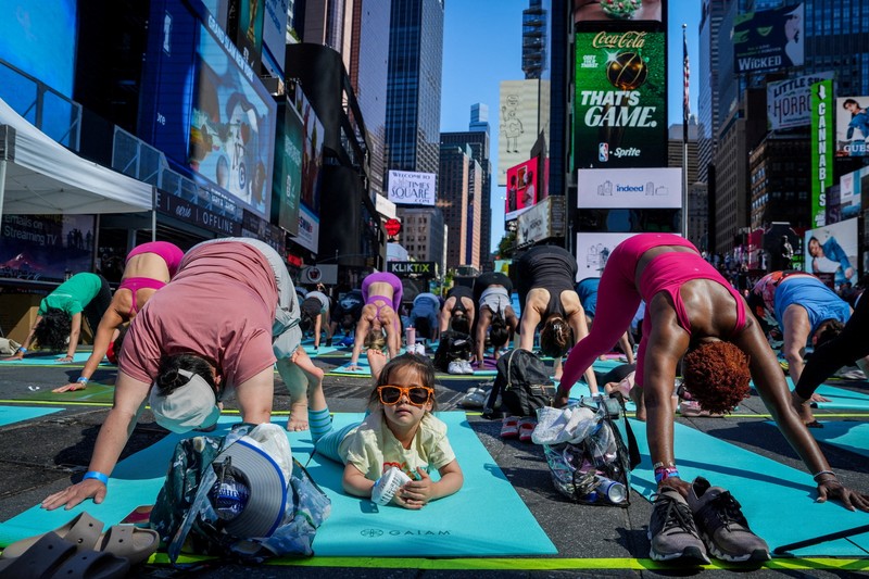 Para yogi mengikuti kelas yoga selama acara tahunan ke-24