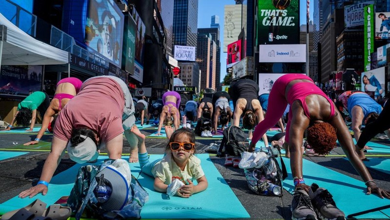 Para yogi mengikuti kelas yoga selama acara tahunan ke-24