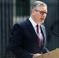 Perdana Menteri Inggris Keir Starmer berbicara saat mengumumkan jadwal pengunduran dirinya, di luar 10 Downing Street, London, Inggris, 22 Juni 2026. (REUTERS/Toby Shepheard)