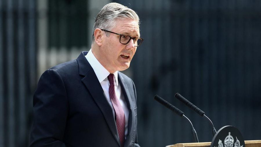 Perdana Menteri Inggris Keir Starmer berbicara saat mengumumkan jadwal pengunduran dirinya, di luar 10 Downing Street, London, Inggris, 22 Juni 2026.