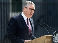 Perdana Menteri Inggris Keir Starmer berbicara saat mengumumkan jadwal pengunduran dirinya, di luar 10 Downing Street, London, Inggris, 22 Juni 2026. (REUTERS/Toby Shepheard)