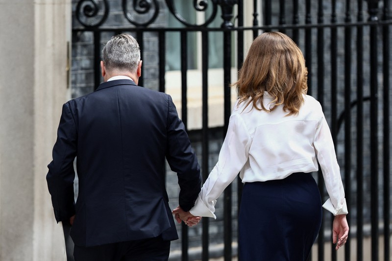 Perdana Menteri Inggris Keir Starmer mengumumkan jadwal pengunduran dirinya, di luar 10 Downing Street, London, Inggris, 22 Juni 2026. (REUTERS/Jack Taylor)
