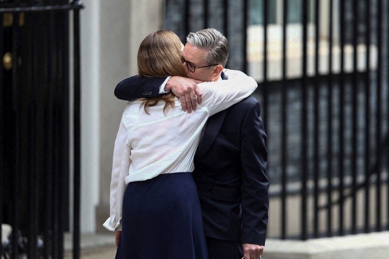 Perdana Menteri Inggris Keir Starmer mengumumkan jadwal pengunduran dirinya, di luar 10 Downing Street, London, Inggris, 22 Juni 2026. (REUTERS/Jack Taylor)
