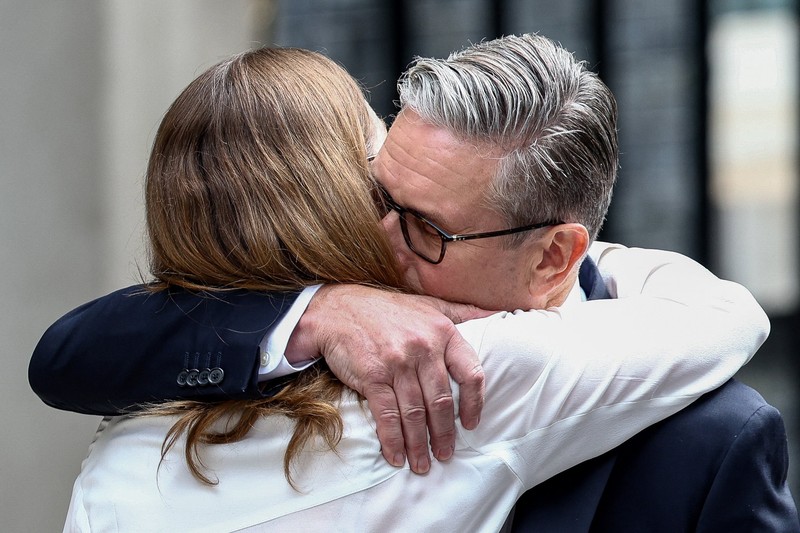 Perdana Menteri Inggris Keir Starmer mengumumkan jadwal pengunduran dirinya, di luar 10 Downing Street, London, Inggris, 22 Juni 2026. (REUTERS/Jack Taylor)