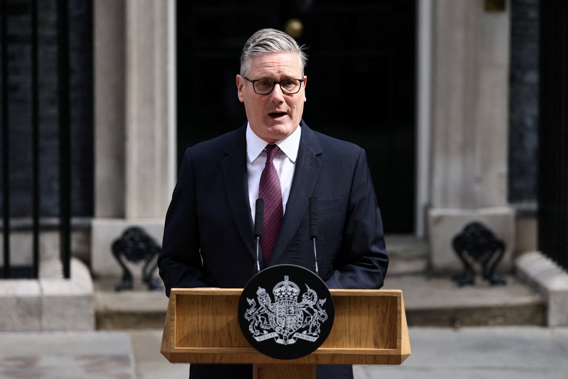 Perdana Menteri Inggris Keir Starmer mengumumkan jadwal pengunduran dirinya, di luar 10 Downing Street, London, Inggris, 22 Juni 2026. (REUTERS/Jack Taylor)
