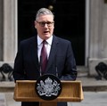 Perdana Menteri Inggris Keir Starmer mengumumkan jadwal pengunduran dirinya, di luar 10 Downing Street, London, Inggris, 22 Juni 2026. (REUTERS/Jack Taylor)