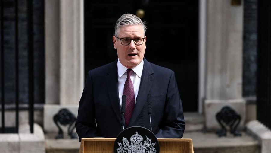 Perdana Menteri Inggris Keir Starmer mengumumkan jadwal pengunduran dirinya, di luar 10 Downing Street, London, Inggris, 22 Juni 2026. (REUTERS/Jack Taylor)