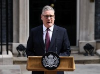Perdana Menteri Inggris Keir Starmer mengumumkan jadwal pengunduran dirinya, di luar 10 Downing Street, London, Inggris, 22 Juni 2026. (REUTERS/Jack Taylor)