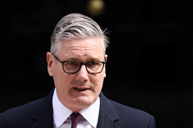 Perdana Menteri Inggris Keir Starmer mengumumkan jadwal pengunduran dirinya, di luar 10 Downing Street, London, Inggris, 22 Juni 2026. (REUTERS/Jack Taylor)