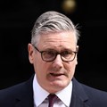 Perdana Menteri Inggris Keir Starmer mengumumkan jadwal pengunduran dirinya, di luar 10 Downing Street, London, Inggris, 22 Juni 2026. (REUTERS/Jack Taylor)