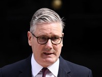 Perdana Menteri Inggris Keir Starmer mengumumkan jadwal pengunduran dirinya, di luar 10 Downing Street, London, Inggris, 22 Juni 2026. (REUTERS/Jack Taylor)