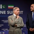 Perdana Menteri Pakistan Shehbaz Sharif berdiri bersama Kepala Staf Angkatan Darat Pakistan, Marsekal Lapangan Asim Munir, sebelum pertemuan segi empat antara Amerika Serikat, Iran, Pakistan, dan Qatar di kompleks hotel mewah Burgenstock yang menghad