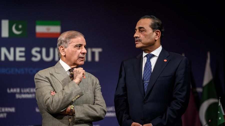 Perdana Menteri Pakistan Shehbaz Sharif berdiri bersama Kepala Staf Angkatan Darat Pakistan, Marsekal Lapangan Asim Munir, sebelum pertemuan segi empat antara Amerika Serikat, Iran, Pakistan, dan Qatar di kompleks hotel mewah Burgenstock yang menghad