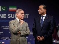 Perdana Menteri Pakistan Shehbaz Sharif berdiri bersama Kepala Staf Angkatan Darat Pakistan, Marsekal Lapangan Asim Munir, sebelum pertemuan segi empat antara Amerika Serikat, Iran, Pakistan, dan Qatar di kompleks hotel mewah Burgenstock yang menghad