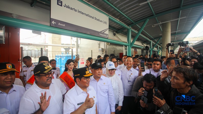 Rangkaian gerbong KRL Commuter Line tiba di Stasiun Jakarta International Stadium (JIS), Jakarta, Senin (22/6/2026). (CNBC Indonesia/Faisal Rahman)