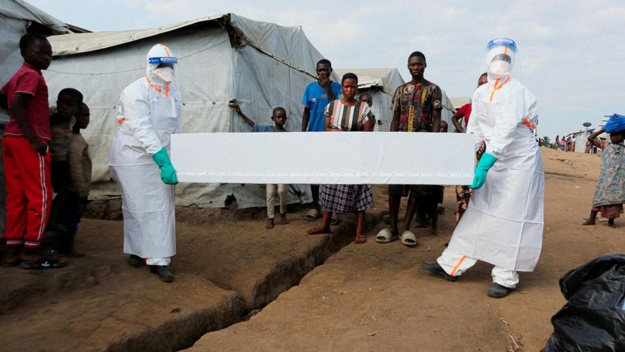 Petugas kesehatan yang mengenakan alat pelindung diri (APD) membawa peti jenazah seseorang yang diduga meninggal akibat Ebola untuk dimakamkan di kamp pengungsi Kigonze, satu bulan setelah wabah Ebola dinyatakan, di Bunia, bagian timur Republik Demokratik Kongo, 18 Juni 2026.
