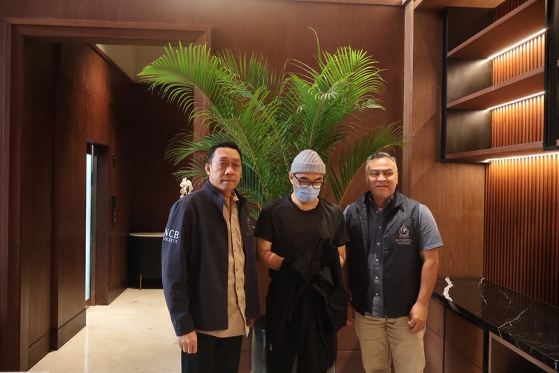 Polri melalui Divisi Hubungan Internasional (Divhubinter) Polri berhasil memulangkan buronan Interpol Red Notice (IRN) warga negara Indonesia (WNI) atas nama Michael Steven dari Kerajaan Maroko melalui mekanisme ekstradisi. (Dok. DIVHUBINTER POLRI)