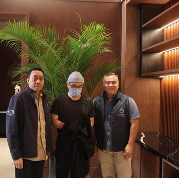 Polri melalui Divisi Hubungan Internasional (Divhubinter) Polri berhasil memulangkan buronan Interpol Red Notice (IRN) warga negara Indonesia (WNI) atas nama Michael Steven dari Kerajaan Maroko melalui mekanisme ekstradisi. (Dok. DIVHUBINTER POLRI)