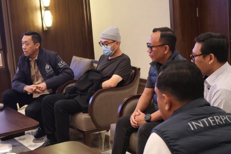 Polri melalui Divisi Hubungan Internasional (Divhubinter) Polri berhasil memulangkan buronan Interpol Red Notice (IRN) warga negara Indonesia (WNI) atas nama Michael Steven dari Kerajaan Maroko melalui mekanisme ekstradisi. (Dok. DIVHUBINTER POLRI)