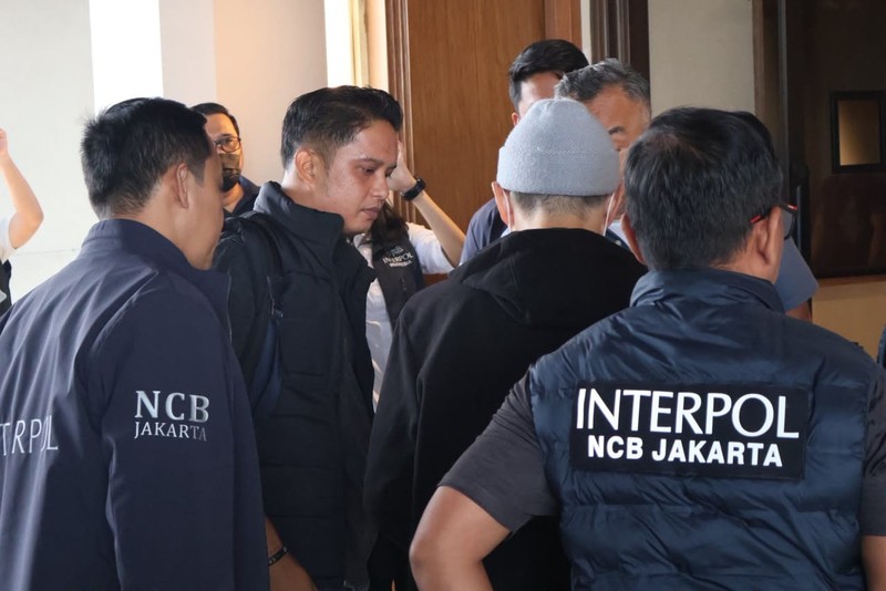 Polri melalui Divisi Hubungan Internasional (Divhubinter) Polri berhasil memulangkan buronan Interpol Red Notice (IRN) warga negara Indonesia (WNI) atas nama Michael Steven dari Kerajaan Maroko melalui mekanisme ekstradisi. (Dok. DIVHUBINTER POLRI)