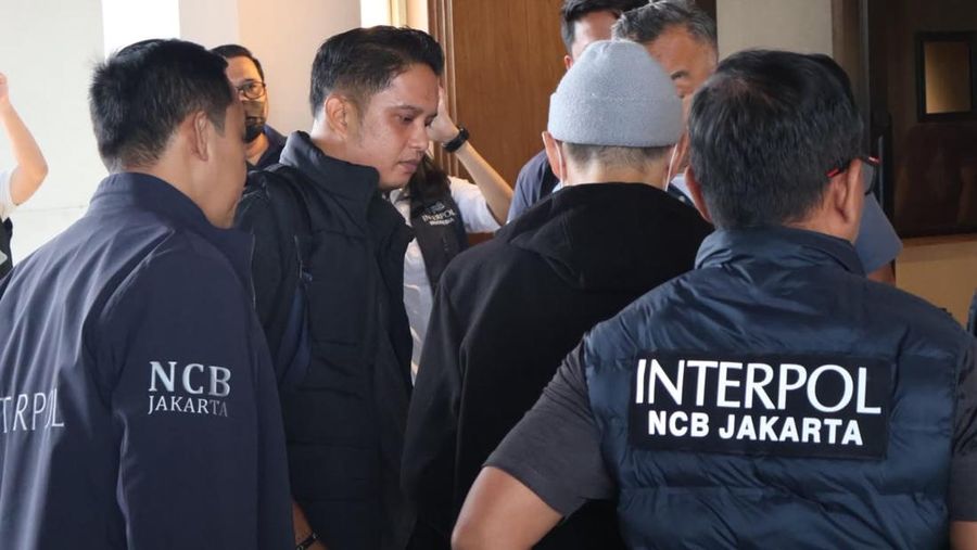 Polri melalui Divisi Hubungan Internasional (Divhubinter) Polri berhasil memulangkan buronan Interpol Red Notice (IRN) warga negara Indonesia (WNI) atas nama Michael Steven dari Kerajaan Maroko melalui mekanisme ekstradisi. (Dok. DIVHUBINTER POLRI)