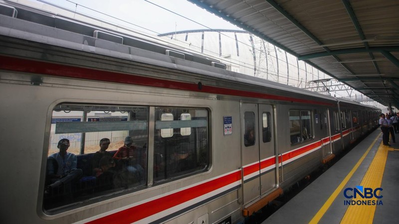 Rangkaian gerbong KRL Commuter Line tiba di Stasiun Jakarta International Stadium (JIS), Jakarta, Senin (22/6/2026).