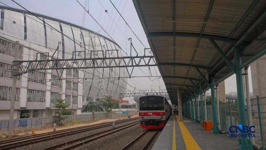 Rangkaian gerbong KRL Commuter Line tiba di Stasiun Jakarta International Stadium (JIS), Jakarta, Senin (22/6/2026).