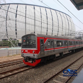 Rangkaian gerbong KRL Commuter Line tiba di Stasiun Jakarta International Stadium (JIS), Jakarta, Senin (22/6/2026). (CNBC Indonesia/Faisal Rahman)